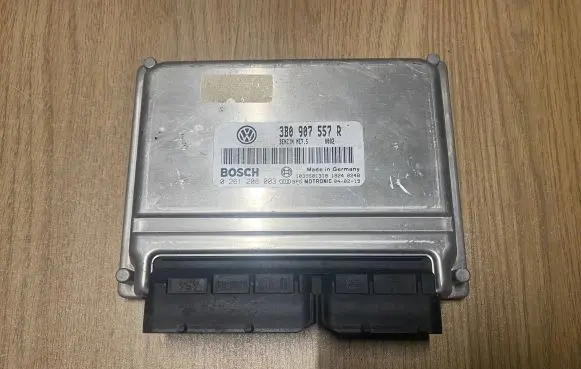 Volkswagen PASSAT B5 Engine control unit/module 3B0907557R 0261208003