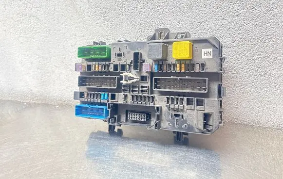 Opel Zafira B Fuse module 13220829