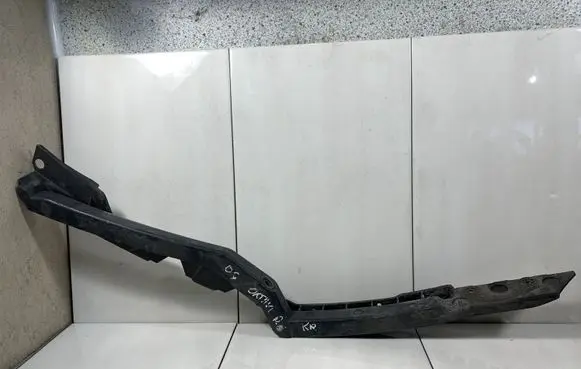Skoda Octavia Mk2 (1Z) Front bumper mounting bracket 1Z0807184A