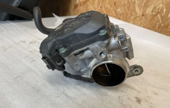 Audi Q3 8U Throttle valve 04L128063T