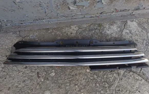 Mini One - Cooper Coupe R56 Front bumper upper radiator grill 2752364