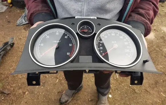 Opel Astra H Speedometer (instrument cluster) 13267536