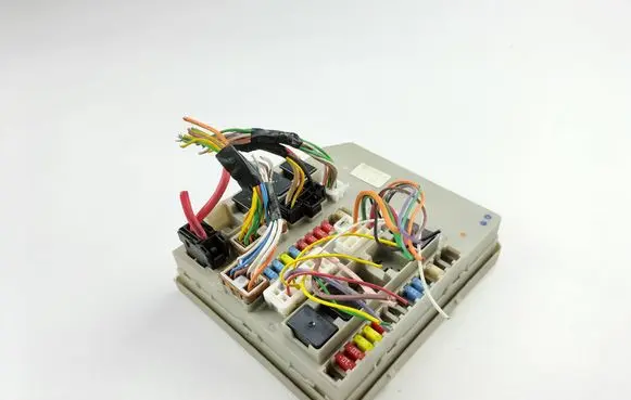 Renault Clio III Fuse module 674654B