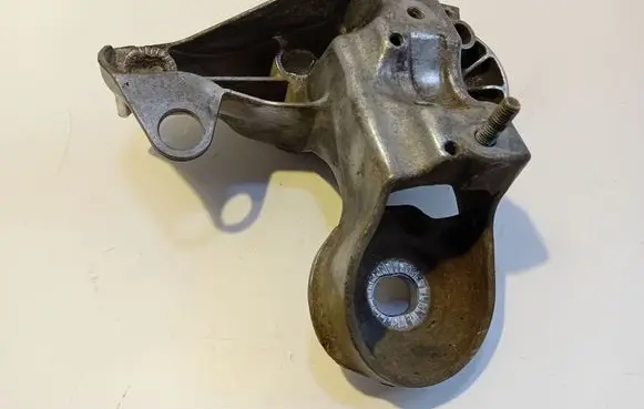 Audi A4 S4 B5 8D Engine mounting bracket 4B0199352B