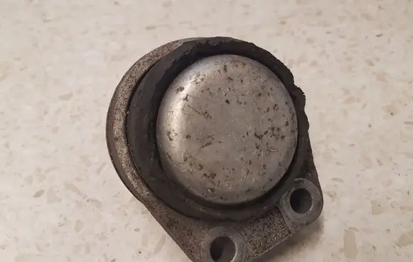 Ford Mondeo Mk III Engine mount bracket 1S716F012