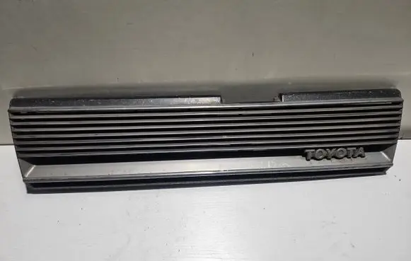 Toyota Camry Front bumper upper radiator grill 5311132060