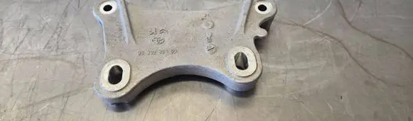 Opel Vivaro Engine mount bracket 9830282180