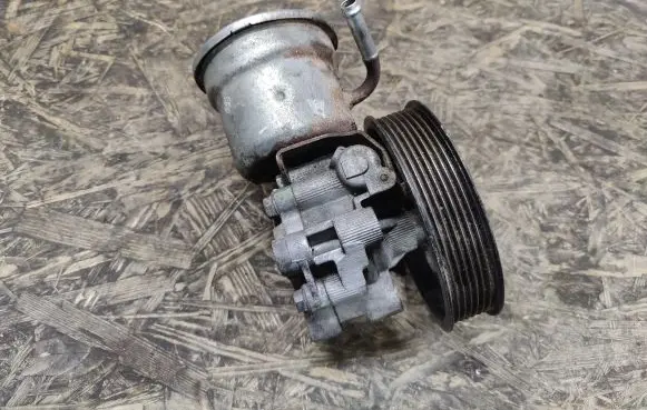 Toyota Avensis T250 Power steering pump U5G06476