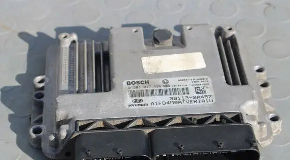 Hyundai i30 Engine control unit/module 0281017438