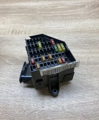 Volkswagen PASSAT B6 Fuse module 3C0880204B