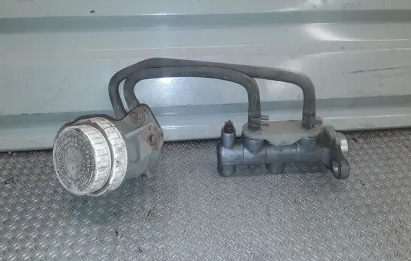 Mitsubishi Endeavor Master brake cylinder