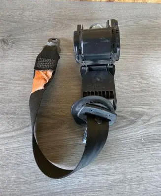 Volkswagen Golf III Front seatbelt 1H3857805 2241021 0424102