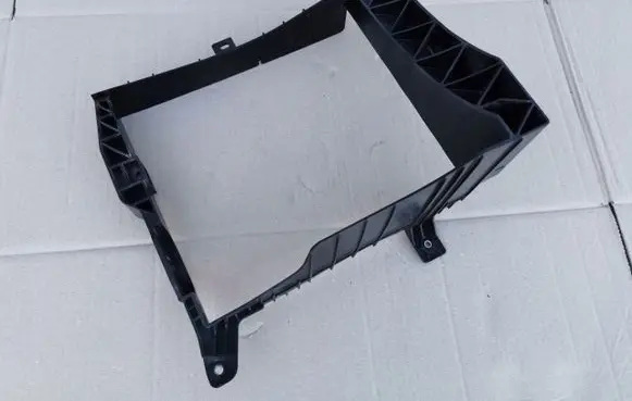 Land Rover Defender Radiator mount bracket 9Y475