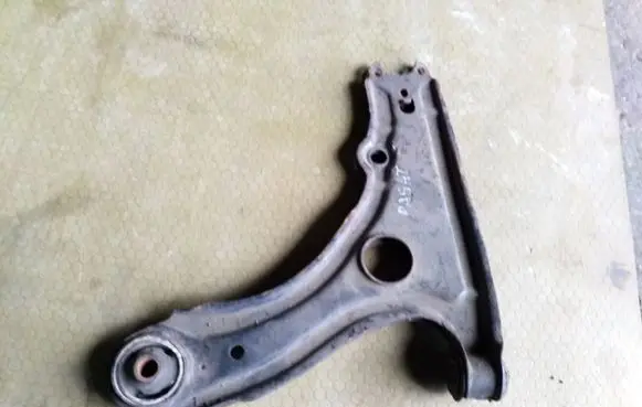 Volkswagen PASSAT B3 Front lower control arm/wishbone