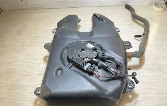 Land Rover Discovery 4 - LR4 AdBlue liquid reservoir GH225J228A