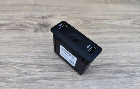 Renault Megane IV AUX in-socket connector 280239665R DQ19Y27115 D019Y27115