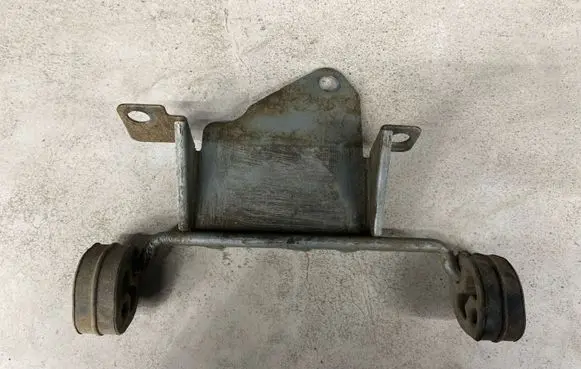 Volvo XC70 Muffler mount bracket/holder 