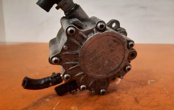 Audi A4 S4 B7 8E 8H Vacuum pump 03G145209