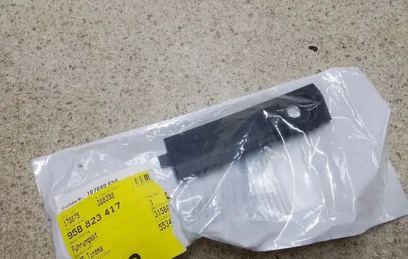 Porsche Macan (95B) Fender mounting bracket 95B823417