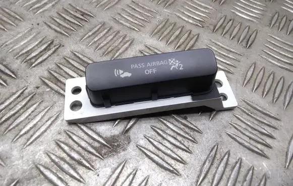 Nissan Leaf I (ZE0) Passenger airbag on/off switch 