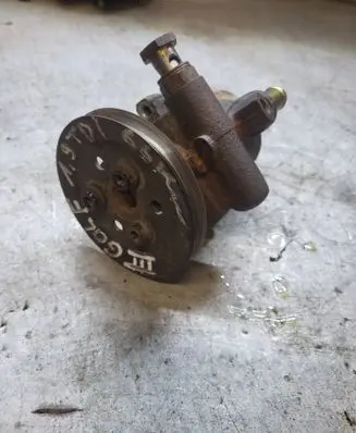Volkswagen Golf III Power steering pump 1H0422155E
