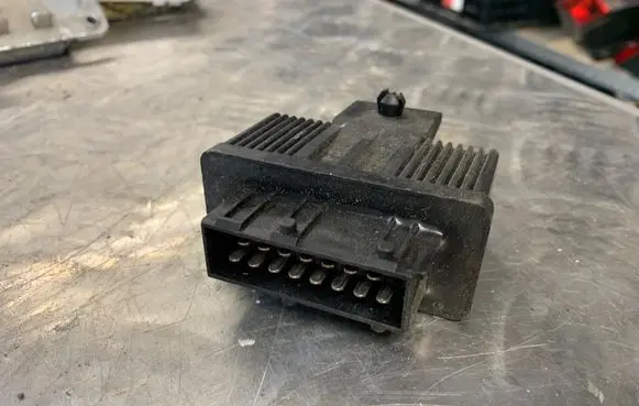 Peugeot 308 Fuel pump relay 240107