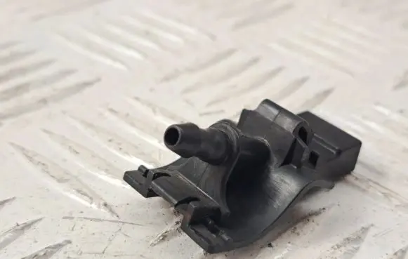 Windshield washer spray nozzle