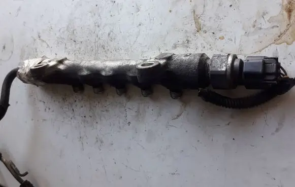 Toyota Corolla Verso E121 Fuel distributor 