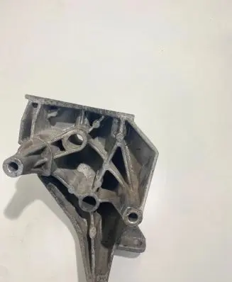 Volkswagen Polo IV 9N3 Engine mounting bracket 045199207H