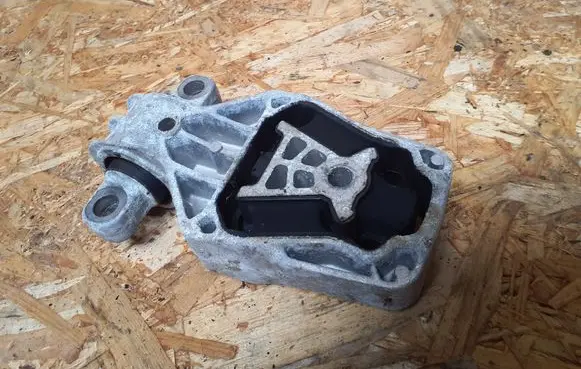Mercedes-Benz CLA C117 X117 W117 Engine mount bracket A2462401209