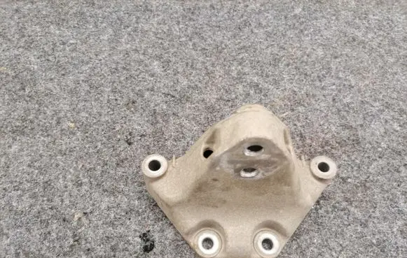Gearbox mounting bracket