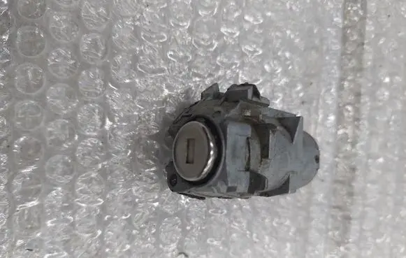 Mercedes-Benz CLA C117 X117 W117 Front door lock (next to the handle) 