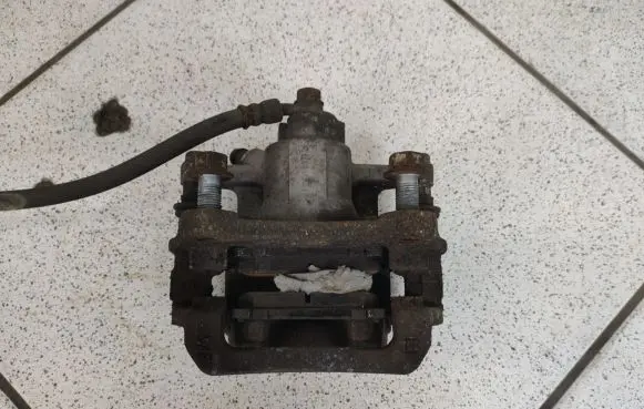 Toyota Sienna XL30 III Rear brake caliper 176011425