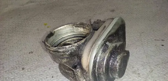 Volkswagen Touran I Throttle valve 038128063G