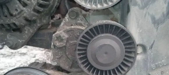 KIA Carnival Generator/alternator belt tensioner