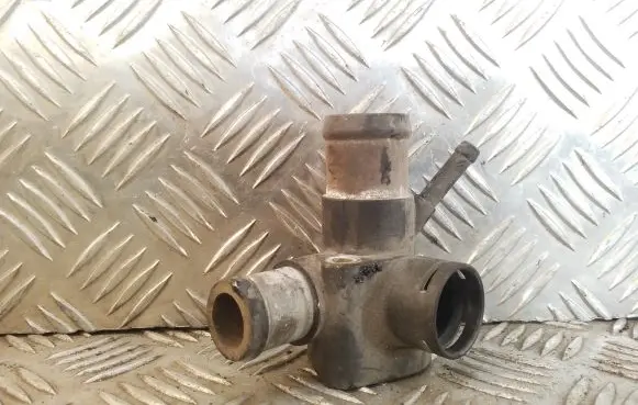 Volkswagen PASSAT B4 Engine coolant pipe/hose 028121133B