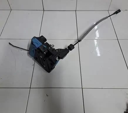 Volvo V70 Front door lock 30663040