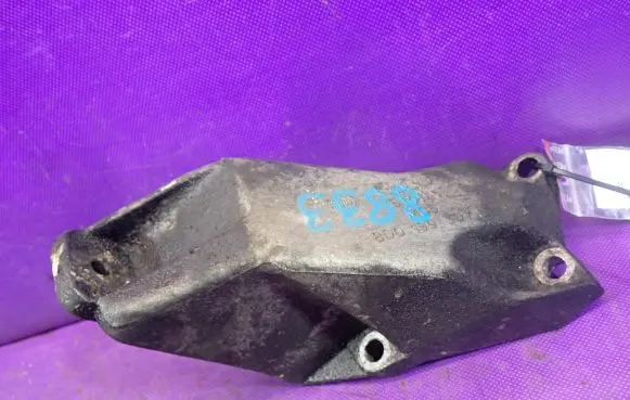Audi A4 S4 B5 8D Engine mounting bracket 8D0199307L