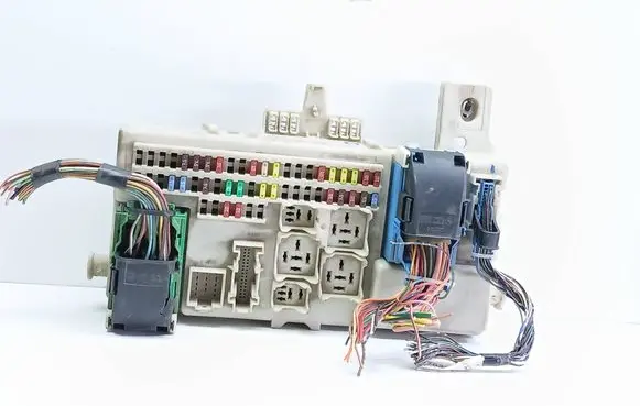 Mazda 3 I Fuse module BP8F66730H 5190800A4 03219047