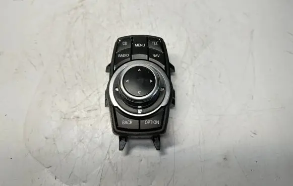 Head unit multimedia control