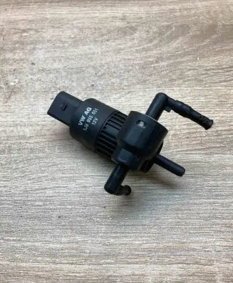 Volkswagen PASSAT B5.5 Windscreen/windshield washer pump 1J6959651