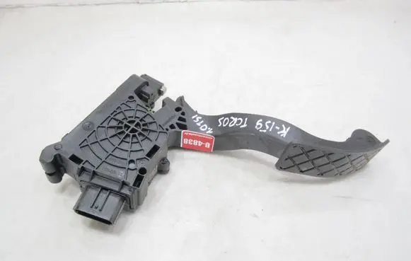 Accelerator throttle pedal