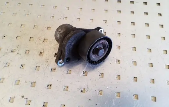 Nissan Qashqai+2 Generator/alternator belt tensioner 8200941079