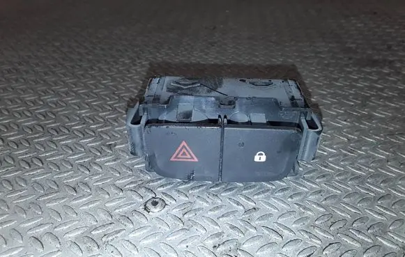 Renault Trafic III (X82) Hazard light switch