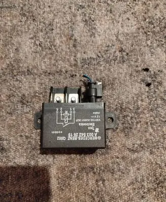 Mercedes-Benz A W169 Battery relay fuse A0035422619 V23132A2001X27 23132A2001