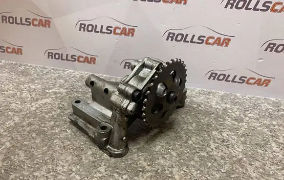 Volkswagen PASSAT B5.5 Oil pump 06A115105B