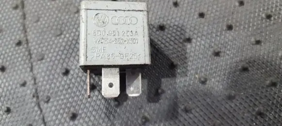 Volkswagen PASSAT B5 Other relay 8D0951253A V23134-B52-X301