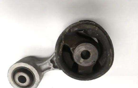 Honda CR-V Engine mount bracket