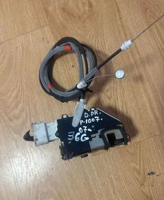 Peugeot 1007 Front door lock 9660701080D