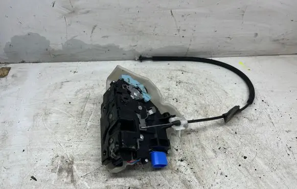 Volkswagen Golf Plus Front door lock PA6630FV